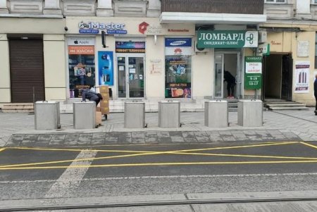 Возле контейнеров для сбора бытовых отходов в центре города нанесли ограничительную разметку