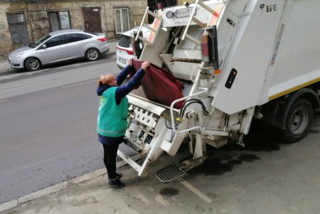 Во всех районах города озеленители сажают цветы, косят траву и создают композиции на клумбах (фото)