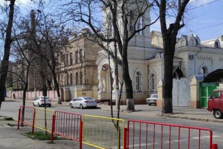 Рядом с учебными заведениями Приморского района обновлены перильные ограждения