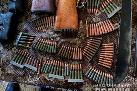 В ходе обысков у представителей криминалитета в Одессе изъяли почти 40 единиц разного оружия, гранаты, наркотики и валюту (фото)