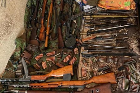 В ходе обысков у представителей криминалитета в Одессе изъяли почти 40 единиц разного оружия, гранаты, наркотики и валюту (фото)