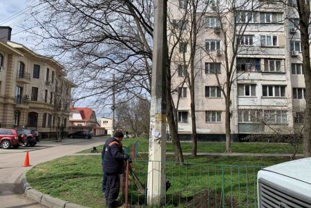В Киевском районе отремонтировали аварийные опоры наружного освещения (фото)