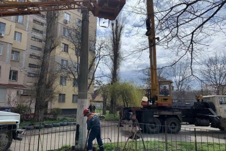В Киевском районе отремонтировали аварийные опоры наружного освещения (фото)