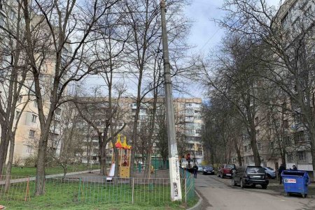 В Киевском районе отремонтировали аварийные опоры наружного освещения (фото)