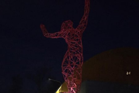Moon volleyball: одесский скульптор установил арт-объект в виде девушки-волейболистки (фото)
