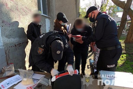 Одессит заказал по почте килограмм наркотиков для продажи, но полицейские разрушили его «бизнес-план» (фото, видео)