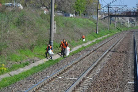 Коммунальщики приводят в надлежащее санитарное состояние железнодорожные въезды в Одессу (фото)
