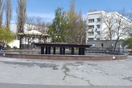 Второй акт вандализма за неделю: на этот раз неизвестные повредили фонтан на поселке Котовского (фото)