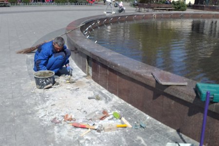 Второй акт вандализма за неделю: на этот раз неизвестные повредили фонтан на поселке Котовского (фото)