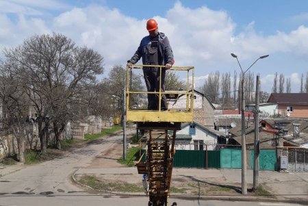 В районе 1-й Заставы на оживленной улице установили современный светофор с кнопкой