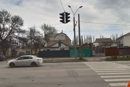 В районе 1-й Заставы на оживленной улице установили современный светофор с кнопкой