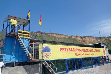 С началом курортного сезона на одесские пляжи вышли более 90 спасателей