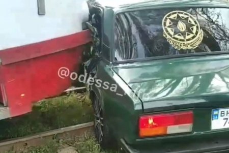 На проспекте Добровольского столкнулись легковушка и трамвай (фото)