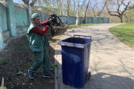 Одесские коммунальщики очищают улицы, проводят ремонт, косят траву, высаживают цветы и моют остановки (фото)