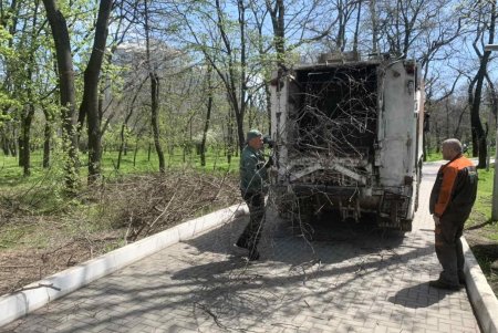 Одесские коммунальщики очищают улицы, проводят ремонт, косят траву, высаживают цветы и моют остановки (фото)