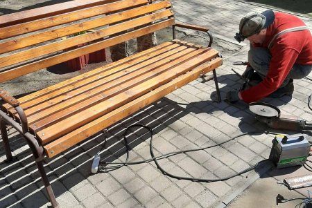 Одесские коммунальщики очищают улицы, проводят ремонт, косят траву, высаживают цветы и моют остановки (фото)