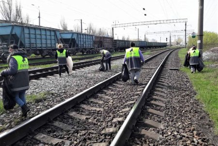 Одесские коммунальщики очищают улицы, проводят ремонт, косят траву, высаживают цветы и моют остановки (фото)