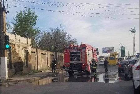 Возле Ярмарочной площади авто врезалось в забор и загорелось (фото, обновлено)
