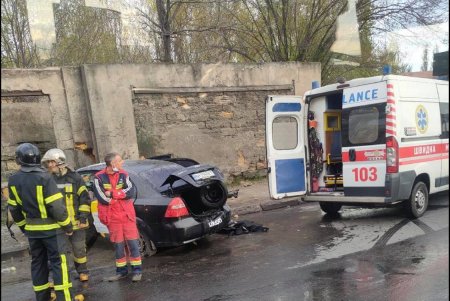 Возле Ярмарочной площади авто врезалось в забор и загорелось (фото, обновлено)