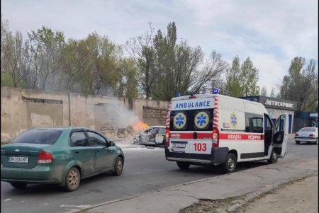 Возле Ярмарочной площади авто врезалось в забор и загорелось (фото, обновлено)
