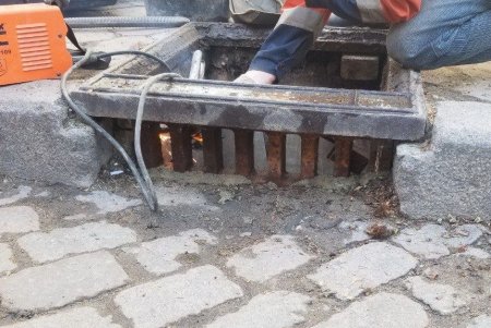 Охотники за металлом: в городе за одну ночь похитили четыре чугунные решетки дождеприемников (фото)