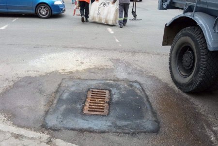 Охотники за металлом: в городе за одну ночь похитили четыре чугунные решетки дождеприемников (фото)