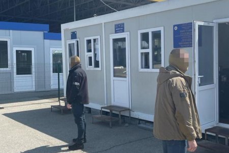 Одесский таможенник, наладивший схему получения взяток, задержан в момент передачи денег (фото)