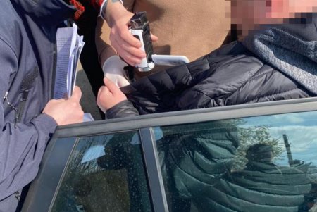 Одесский таможенник, наладивший схему получения взяток, задержан в момент передачи денег (фото)
