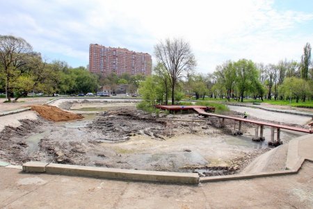 В Дюковском парке чистят малый пруд (фоторепортаж)