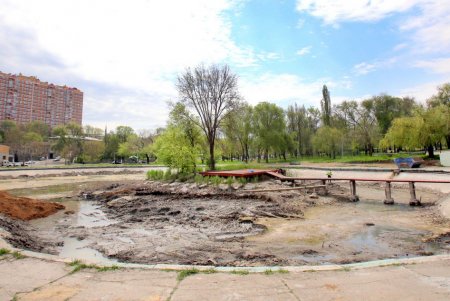В Дюковском парке чистят малый пруд (фоторепортаж)