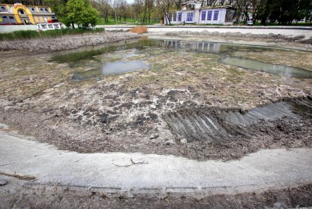 В Дюковском парке чистят малый пруд (фоторепортаж)