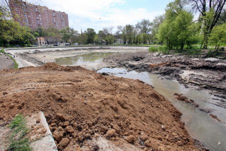 В Дюковском парке чистят малый пруд (фоторепортаж)