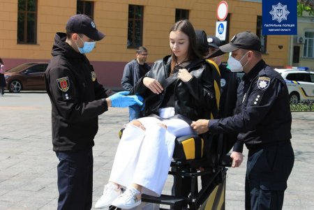 Одесситам предлагают почувствовать удар при ДТП: в городе установили симулятор для имитации аварии (видео)