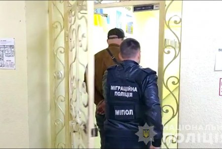 Подозреваемого в мошенничестве иностранца задержали во время попытки покинуть страну из Черноморска (фото, видео)