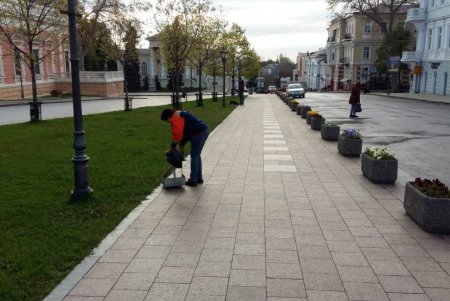 Одесские коммунальщики заменили дождеприемники, помыли остановки в разных районах города и восстановили ограждение на Греческой площади (фото)