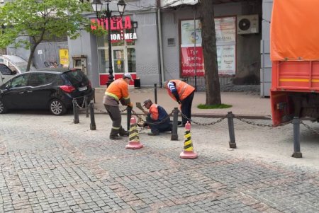 Одесские коммунальщики заменили дождеприемники, помыли остановки в разных районах города и восстановили ограждение на Греческой площади (фото)
