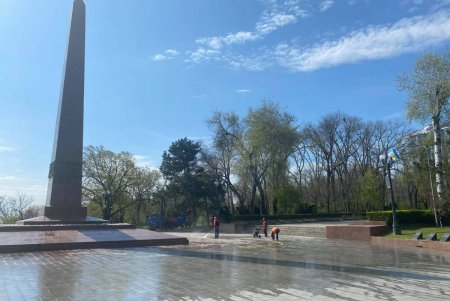 Одесские коммунальщики заменили дождеприемники, помыли остановки в разных районах города и восстановили ограждение на Греческой площади (фото)