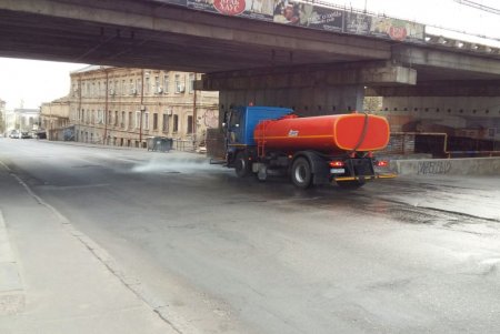 Одесские коммунальщики заменили дождеприемники, помыли остановки в разных районах города и восстановили ограждение на Греческой площади (фото)