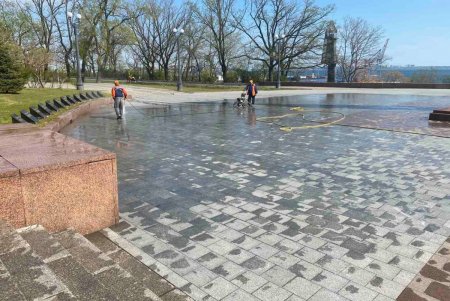 Одесские коммунальщики заменили дождеприемники, помыли остановки в разных районах города и восстановили ограждение на Греческой площади (фото)