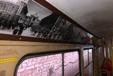 По Одессе курсирует трамвай-галерея с фотовыставкой, посвященной освобождению города от нацистских захватчиков (фото)