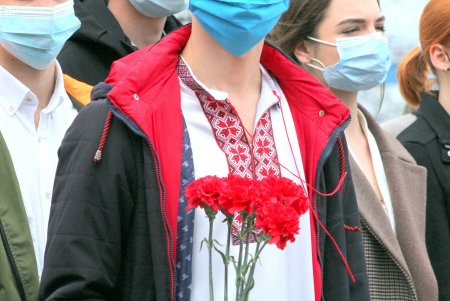 Старшеклассники одесских школ возобновили несение Вахты Памяти на Аллее Славы (фоторепортаж)