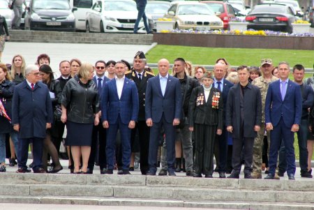 Старшеклассники одесских школ возобновили несение Вахты Памяти на Аллее Славы (фоторепортаж)