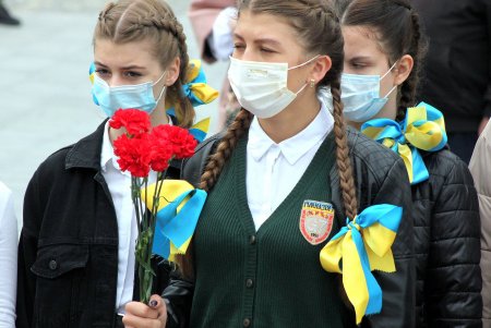 Старшеклассники одесских школ возобновили несение Вахты Памяти на Аллее Славы (фоторепортаж)