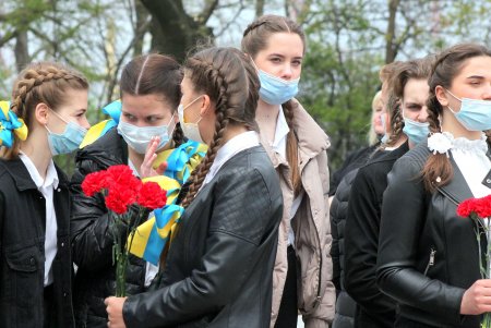 Старшеклассники одесских школ возобновили несение Вахты Памяти на Аллее Славы (фоторепортаж)