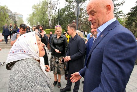 Старшеклассники одесских школ возобновили несение Вахты Памяти на Аллее Славы (фоторепортаж)
