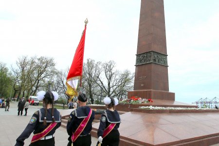 Старшеклассники одесских школ возобновили несение Вахты Памяти на Аллее Славы (фоторепортаж)