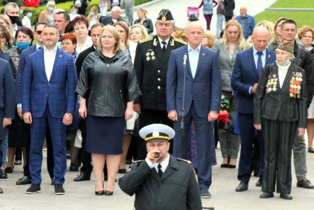 Старшеклассники одесских школ возобновили несение Вахты Памяти на Аллее Славы (фоторепортаж)