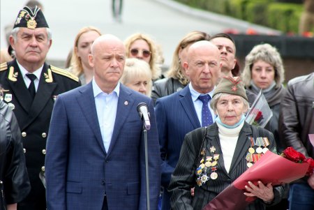 Старшеклассники одесских школ возобновили несение Вахты Памяти на Аллее Славы (фоторепортаж)