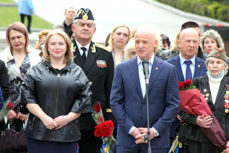 Старшеклассники одесских школ возобновили несение Вахты Памяти на Аллее Славы (фоторепортаж)