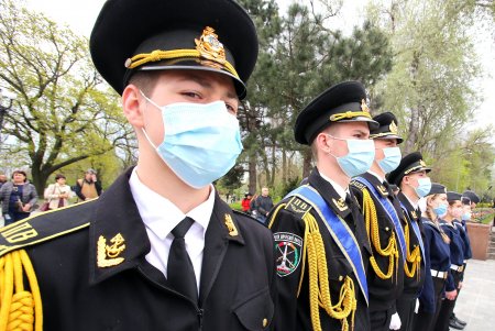 Старшеклассники одесских школ возобновили несение Вахты Памяти на Аллее Славы (фоторепортаж)